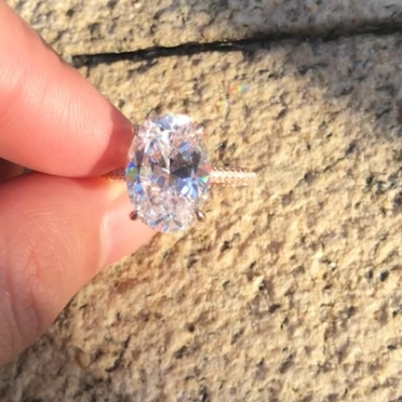 18k Brilliant Diamond Ring - Picture 13 of 13